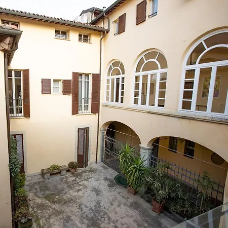 Lägenhet La Dimora Delle Emozioni - Il Fascino Del Centro Storico E L'adrenalina Dell'autodromo *